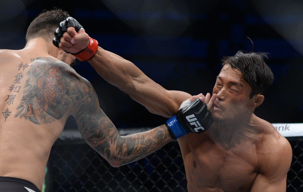 Chu Sung-hoon exchanges blows during a UFC Fight Night Seoul event in 2015. [Newsis]