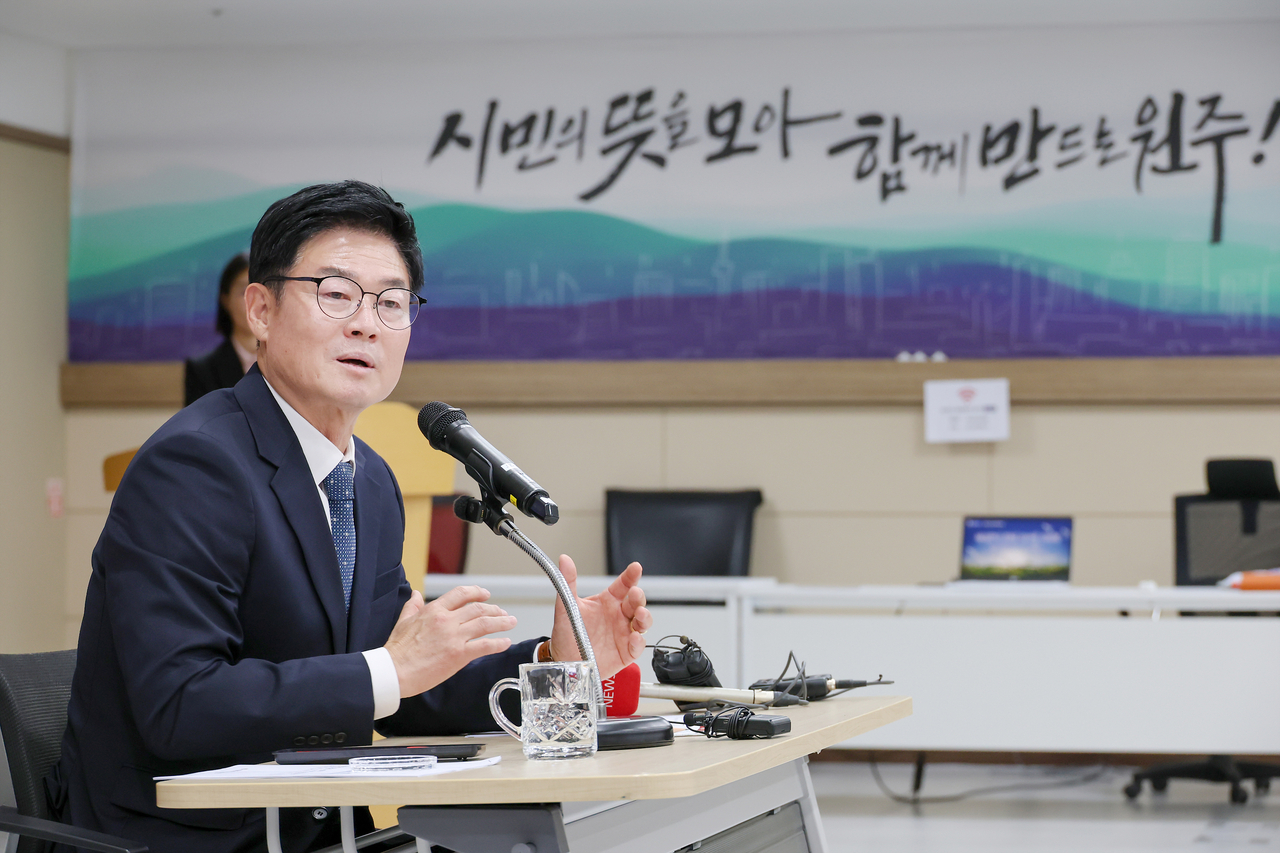 Wonju Mayor Koo Ja-yeol speaks during a 100-day briefing on Thursday.
