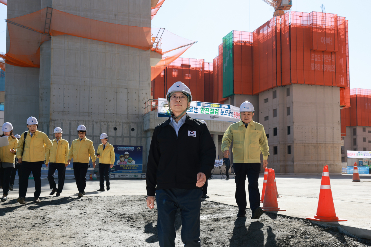 Land, Infrastructure and Transport Minister Hong Ji-seon tours the Daesung Berhill private housing development in Seoul's Godeok Gangil district on Thursday.