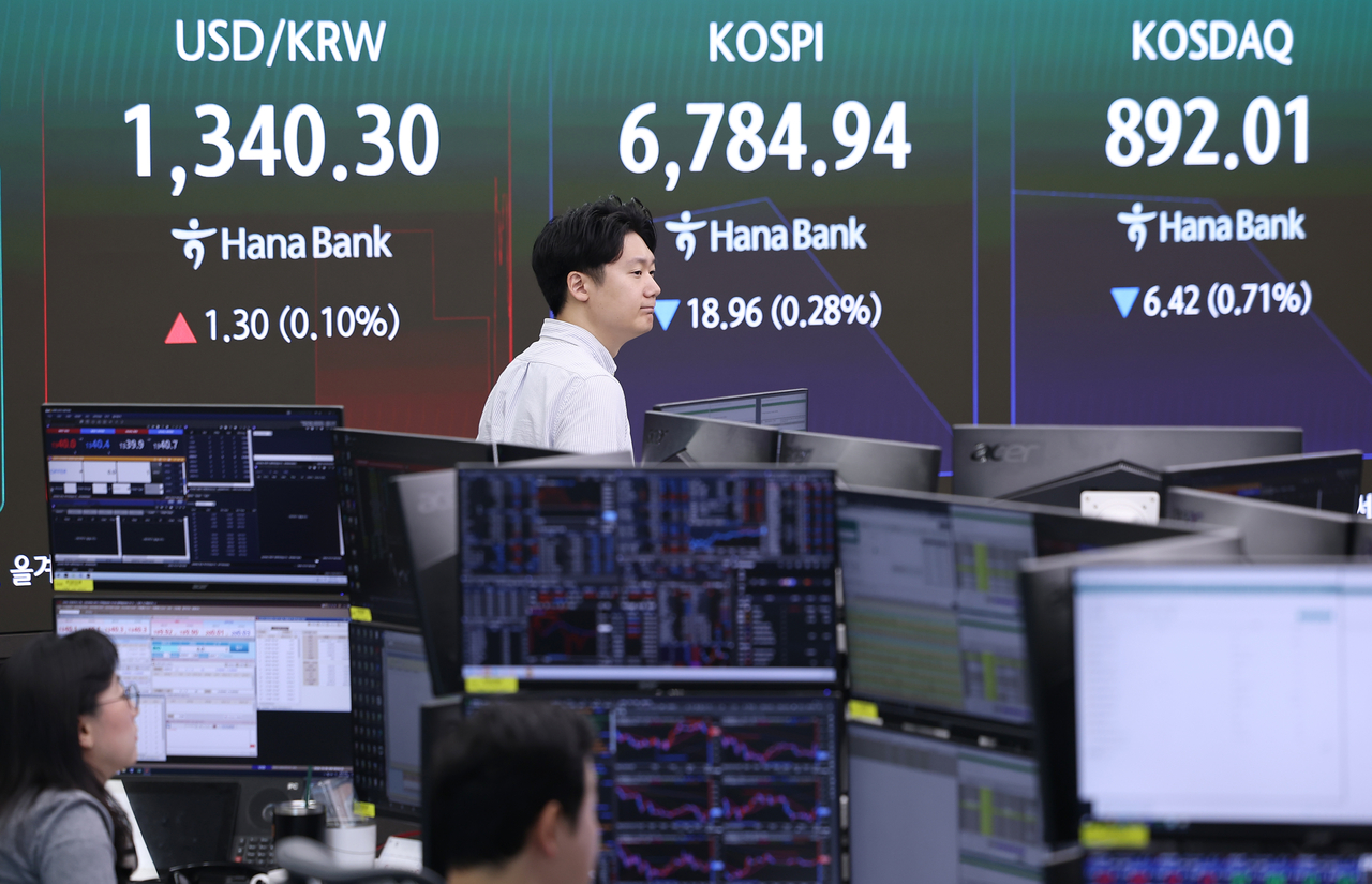 An electronic board showing the Korea Composite Stock Price Index at a dealing room of the Hana Bank headquarters in Seoul on Thursday. (Yonhap)
