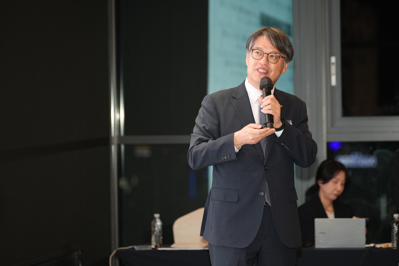 Kim Dae-jong, a professor of business administration at Sejong University, speaks during the Global Business Forum at the Ambassador Seoul — A Pullman Hotel in Seoul on Wednesday. (The Korea Herald)
