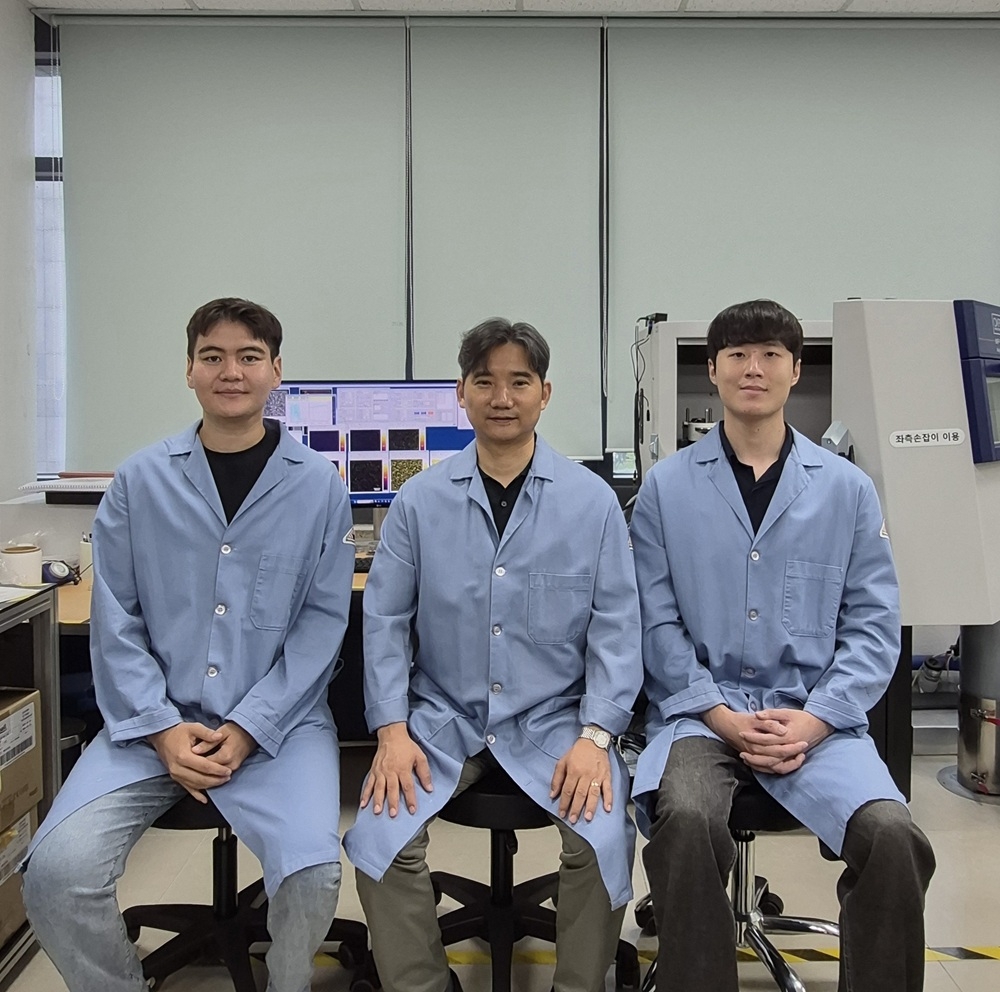 KAIST researchers who conducted the study: Dr. Buyantogtokh Batzorig, Professor Hong Seung-bum and doctoral candidate Kim Seung-hun. [Provided by KAIST]