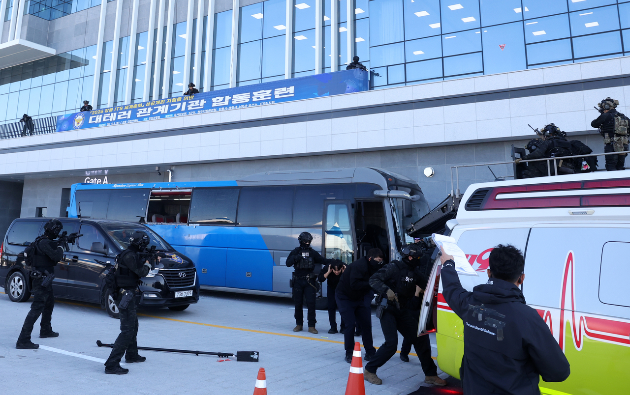 Police and military personnel conduct counterterrorism drills at Gangneung Convention Center in Gangneung, Gangwon Province, Wednesday. (Yonhap)