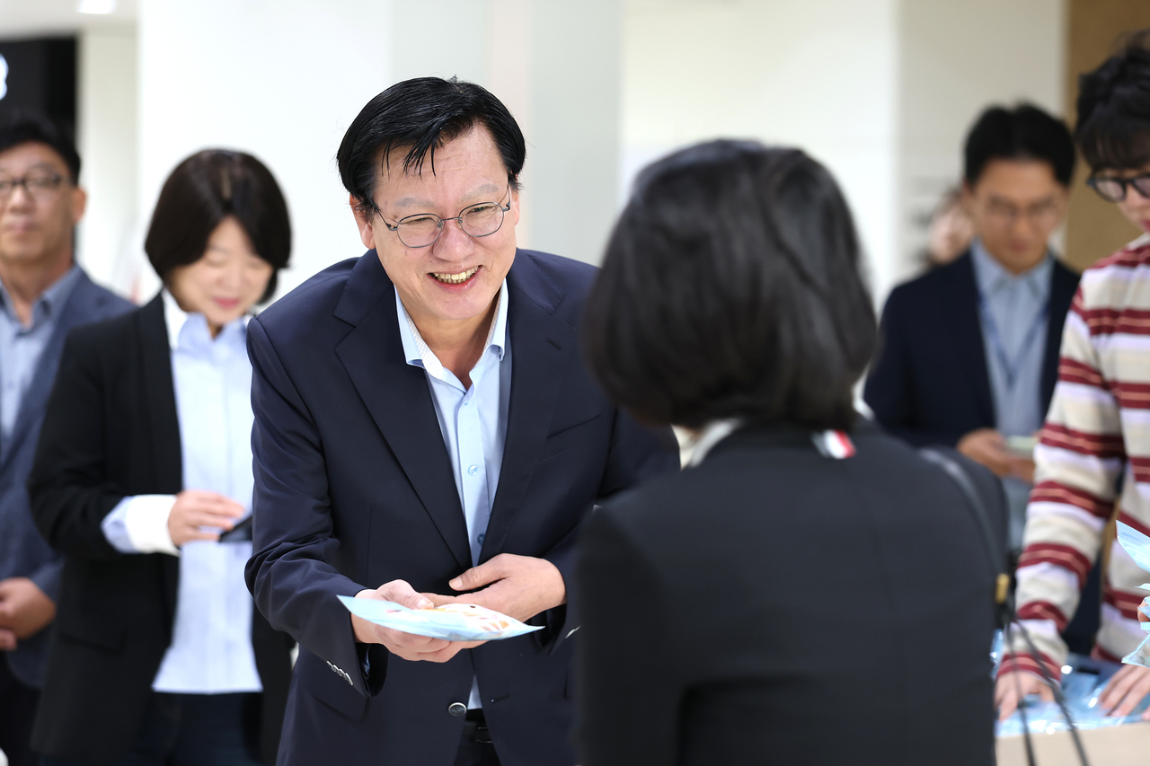 박운기 서대문구청장이 출근길에 직원들에게 떡을 나누어 주고 있다.