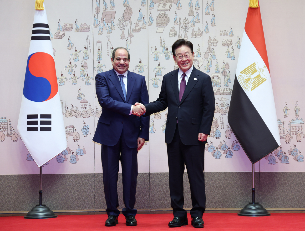 President Lee Jae Myung (R) and Egyptian President Abdel Fattah El-Sisi pose for a photo ahead of summit talks at Cheong Wa Dae in Seoul on Thursday. (Yonhap)