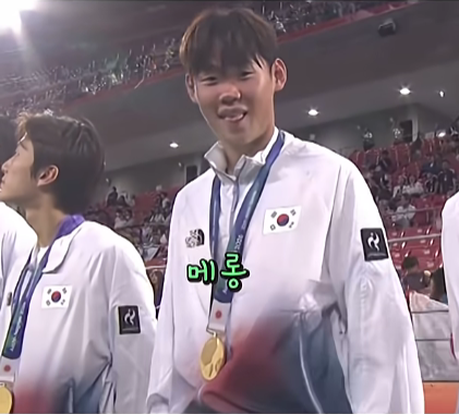 2026 아이치·나고야 아시안게임 남자 축구 시상식에서 박승수가 금메달을 목에 건 직후 카메라를 향해 혀를 내밀고 있다. [SNS 갈무리]