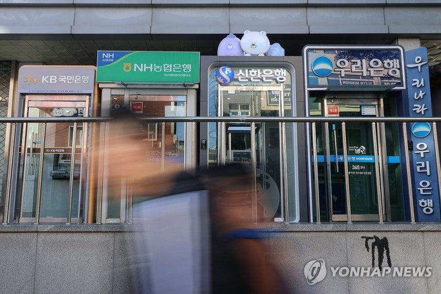 ATMs from major South Korean banks are seen in Seoul on Wednesday, amid growing calls for a class-action lawsuit over a recent personal data breach at local banks. [Yonhap]