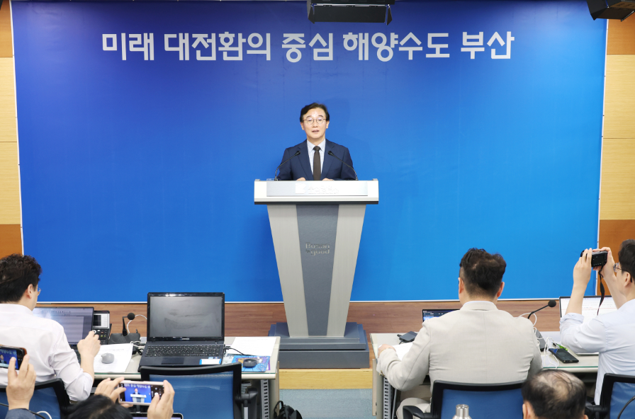 전재수 부산시장이 8일 오전 시청 기자회견장에서 민선 9기 출범 100일 성과 및 계획 브리핑을 하고 있다. [부산시 제공]