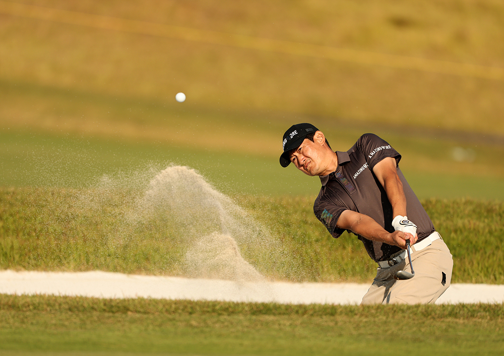 Jang Dong-gyu plays a bunker shot on the eighth hole during the first round of the KPGA Tour Amazing Cree Open at Flamingo Country Club in Dangjin, South Chungcheong Province, on Thursday.