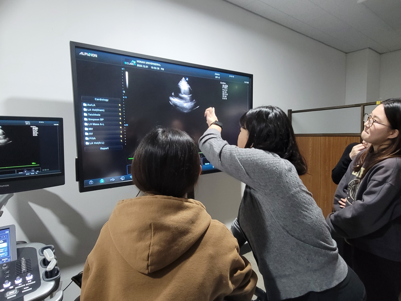 호산대 방사선과 학생이 실습장비를 다루고 있는 모습.[호산대 제공]