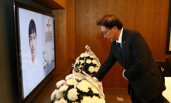 Korea Workers' Compensation and Welfare Service President Park Seung-heup lays flowers before a portrait of the late Jisrael, a Filipino worker who died in an industrial accident, at a memorial set up inside Incheon International Airport on Thursday. [Korea Workers' Compensation and Welfare Service]