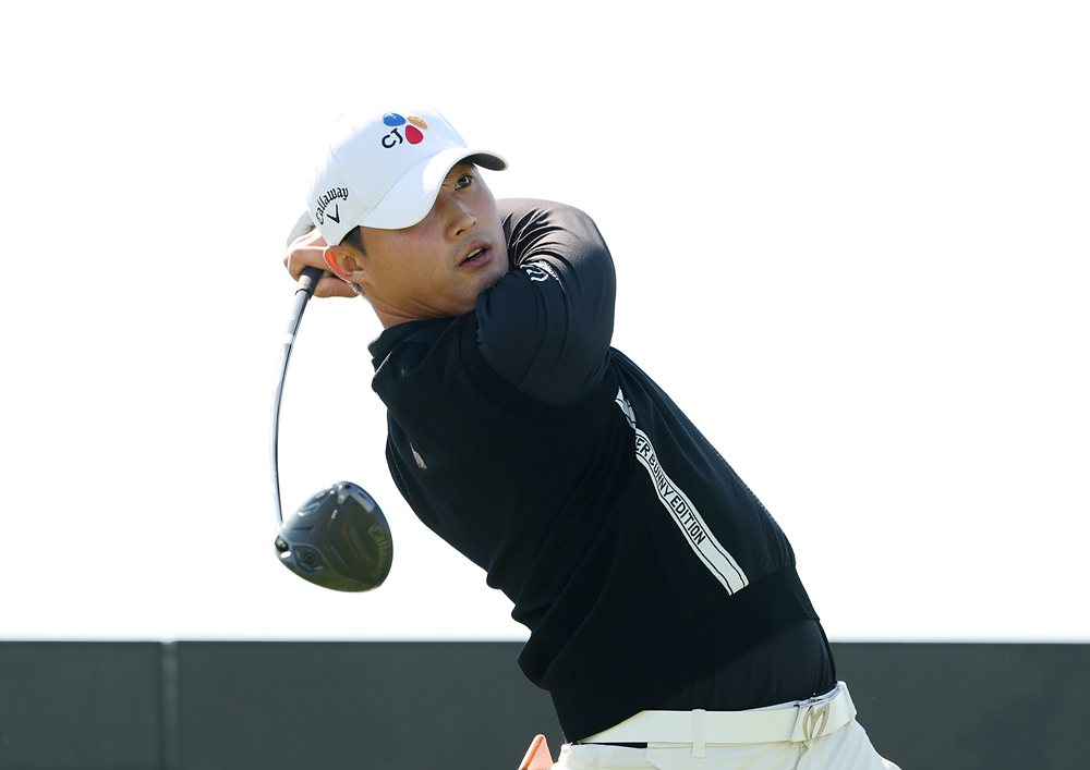 Bae Yong-jun hits a driver tee shot on the ninth hole during the first round of the KPGA Tour Amazing Cree Open at Flamingo Country Club in Dangjin, South Chungcheong Province, on Thursday.