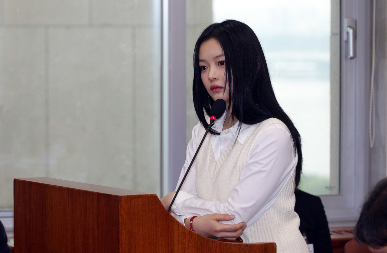 그룹 ‘뉴진스’ 멤버 하니가 15일 서울 여의도 국회에서 열린 환경노동위원회의 국정감사에 참고인으로 출석해 생각에 잠겨 있다. 2024.10.15. [뉴시스·국회사진기자단]