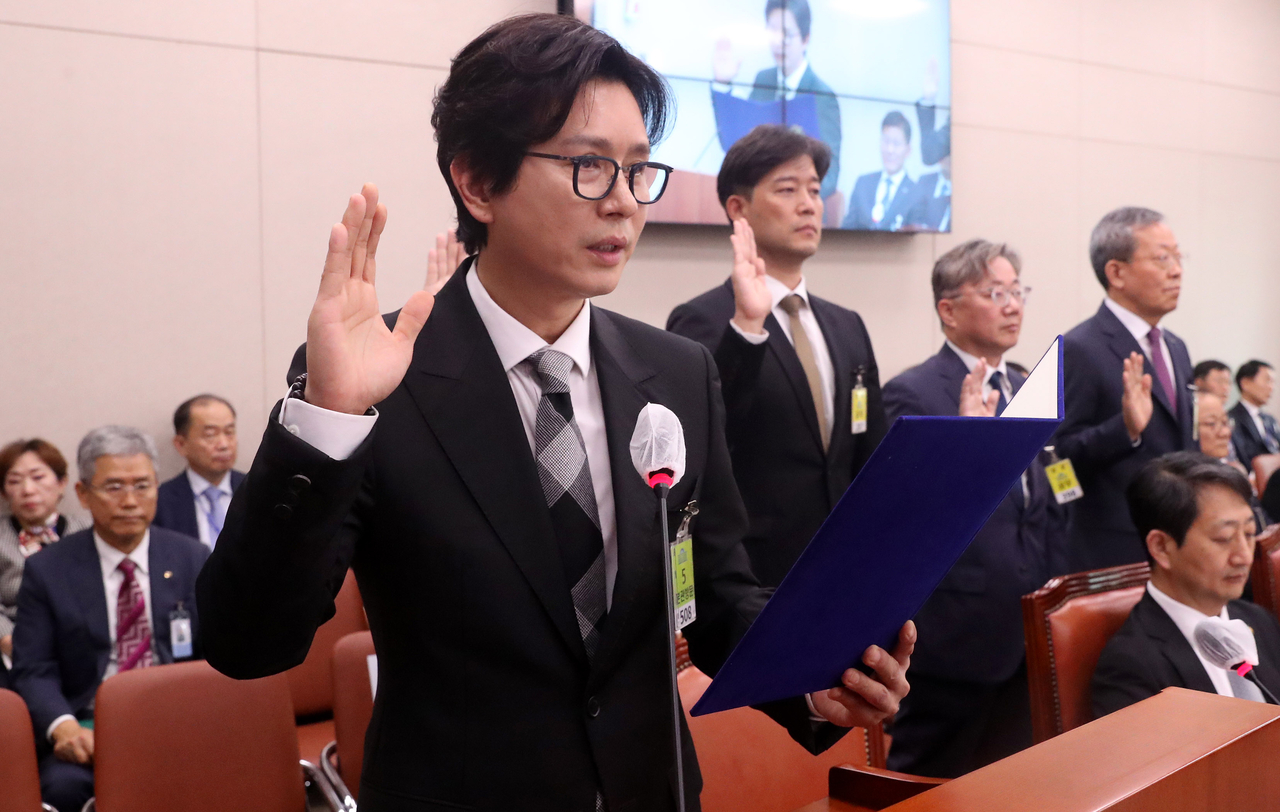 가수 겸 배우 김민종 KC컨텐츠 공동대표가 26일 오후 서울 여의도 국회에서 열린 산업통상자원중소벤처기업위원회 국정감사에 출석해 증인선서를 하고 있다. 2023.10.26. [뉴시스]