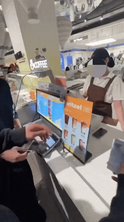 A teenage boy throws 1,000-won bills toward a cafe worker in Namyangju, Gyeonggi Province, in a video circulating online. (Online community)