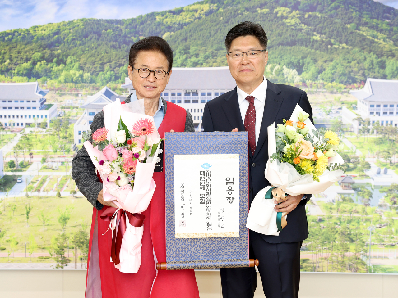 North Gyeongsang Province Governor Lee Cheol-woo (left) presents an appointment certificate to spokesperson Park Sang-hyun at the provincial government office on Wednesday. [North Gyeongsang Province]