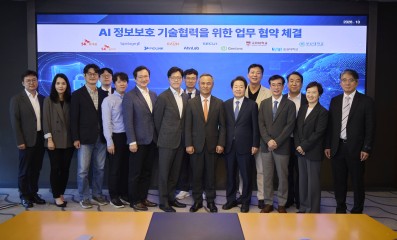 지난 7일 서울 중구 소재 SKT타워에서 열린 ‘독자 AI 사이버보안 협의체’ 출범식에서 참석자들이 기념 촬영을 하고 있다. 최용진(왼쪽부터) SK텔레콤 AI Tech센터장, 최동희 SK텔레콤 AI전략기획실장, 최대선 숭실대 AI대학 학장, 허신욱 부산대 교수, 김태윤 SK텔레콤 Foundation Model 담당, 이재용 업스테이지 공공부문대표, 유경상 SK텔레콤 AI CIC장, 정익래 고려대 정보보호대학원장, 권헌영 고려대 교수, 강석균 안랩 대표, 정삼용 시큐아이 대표, 조영철 파이오링크 대표, 이동범 지니언스 대표, 이정아 라온시큐어 대표, 김병무 SK쉴더스 부사장. [SK텔레콤 제공]