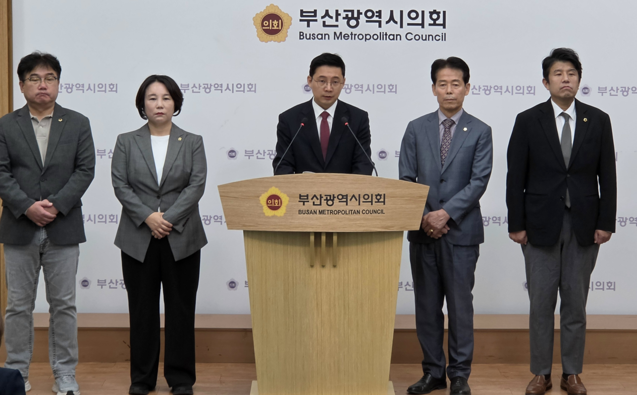 송우현(가운데) 부산시의회 행정문화위원회 위원장 등 국민의힘 소속 의원들이 8일 시의회 브리핑룸에서 기자회견을 하고 있다. [부산시의회 제공]
