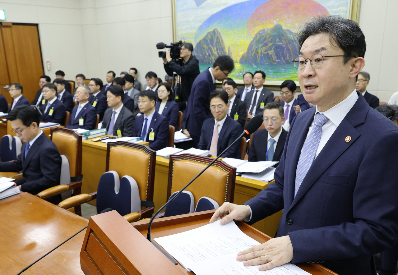 이억원 금융위원장이 8일 국회 정무위원회에서 열린 금융위원회 등에 대한 국정감사에 출석해 업무보고를 하고 있다. [연합]
