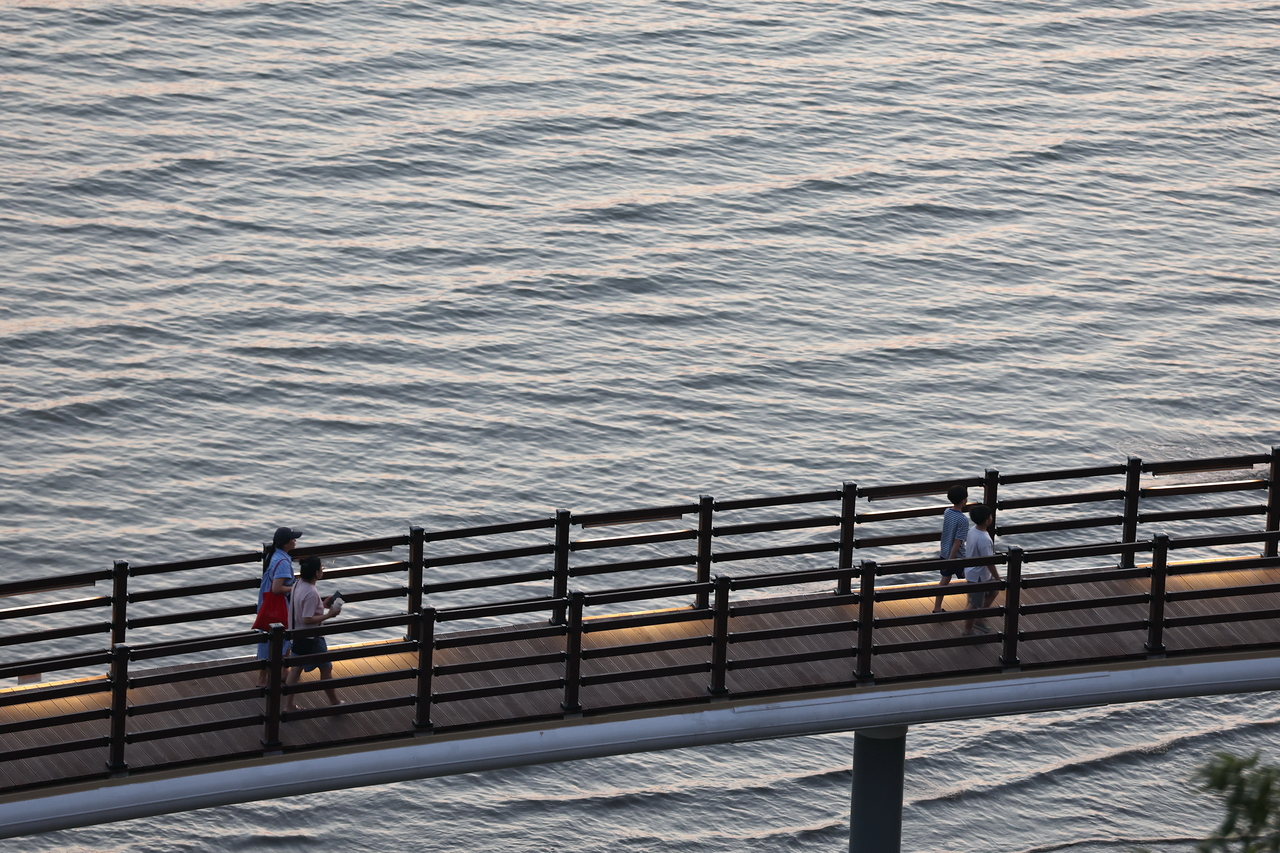 The Hwanggeum Coastal Trail along Hwaseong's western shoreline.