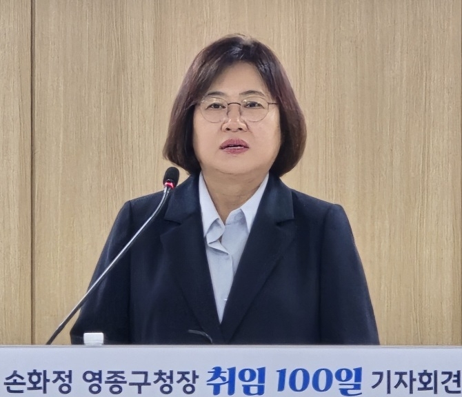 손화정 인천시 영종구청장이 8일 구청 대강당에서 열린 취임 100일 기자회견을 하고 있다. [사진 = 이홍석 기자]