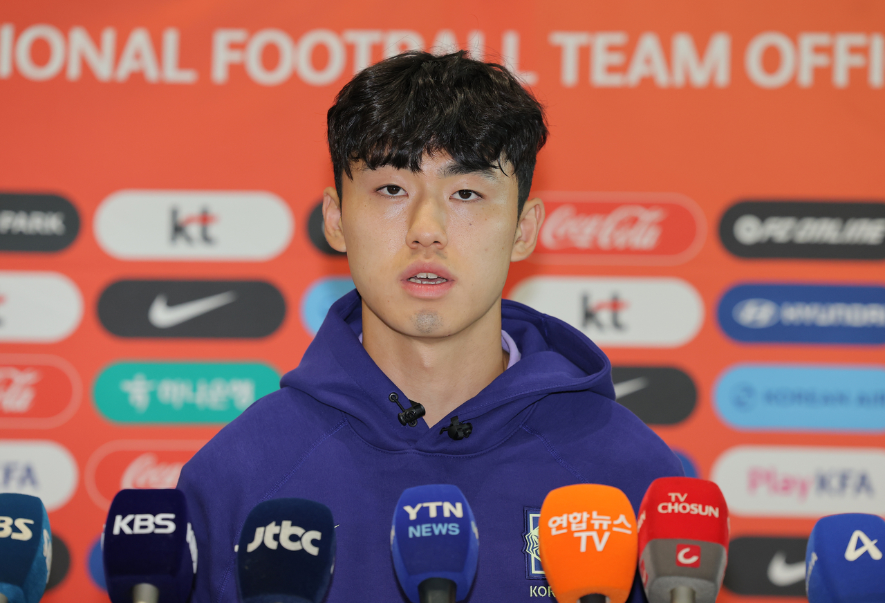 Lee Ki-hyuk of the South Korean national football team answers reporters' questions at Terminal 2 of Incheon International Airport before departing for Salt Lake City, Utah, for a pre-tournament training camp ahead of the 2026 North and Central America World Cup. [Yonhap]