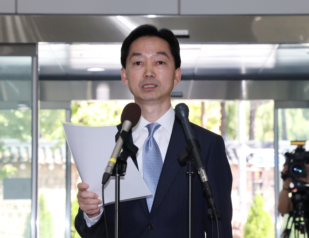 김지용 중대범죄수사청장 후보자가 지난 2일 인사청문회 준비 사무실이 마련된 정부서울청사 창성동 별관에서 현안과 관련한 입장을 밝히고 있다. [연합]