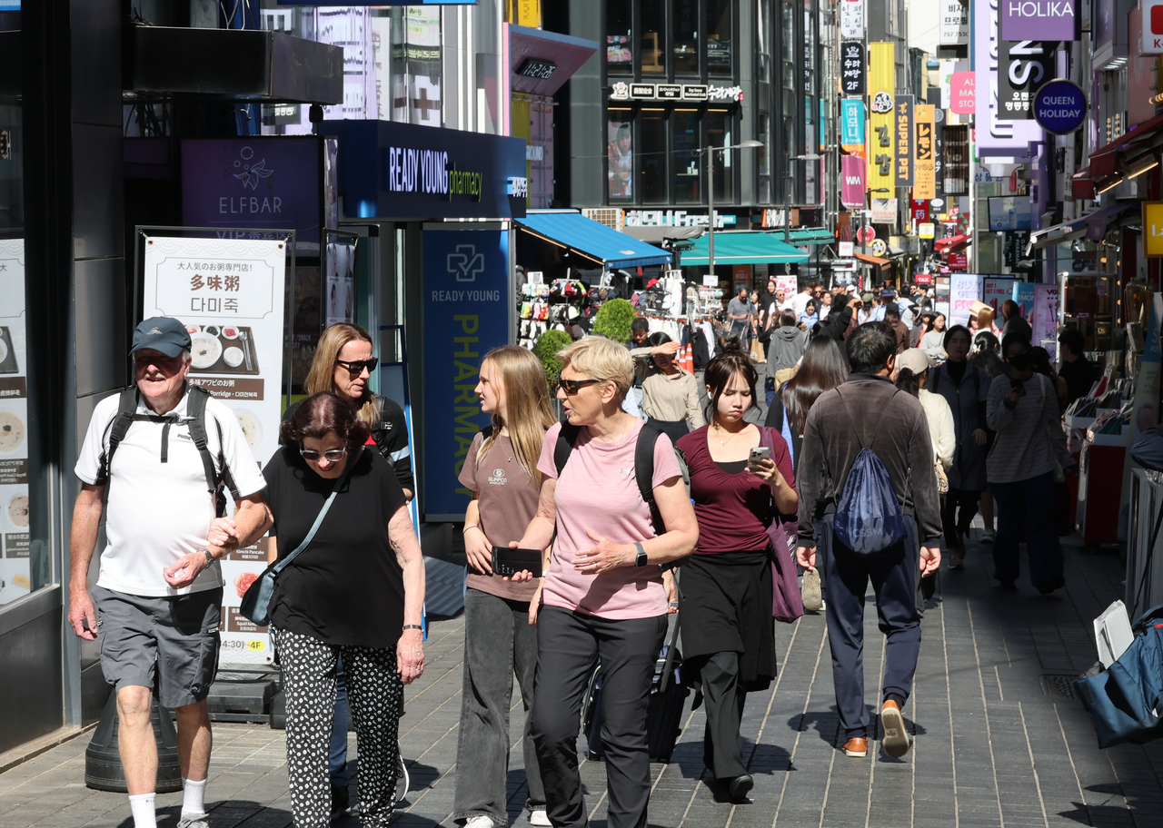 6일 서울 중구 명동거리에서 외국인 관광객들이 쇼핑을 즐기고 있다.[연합]