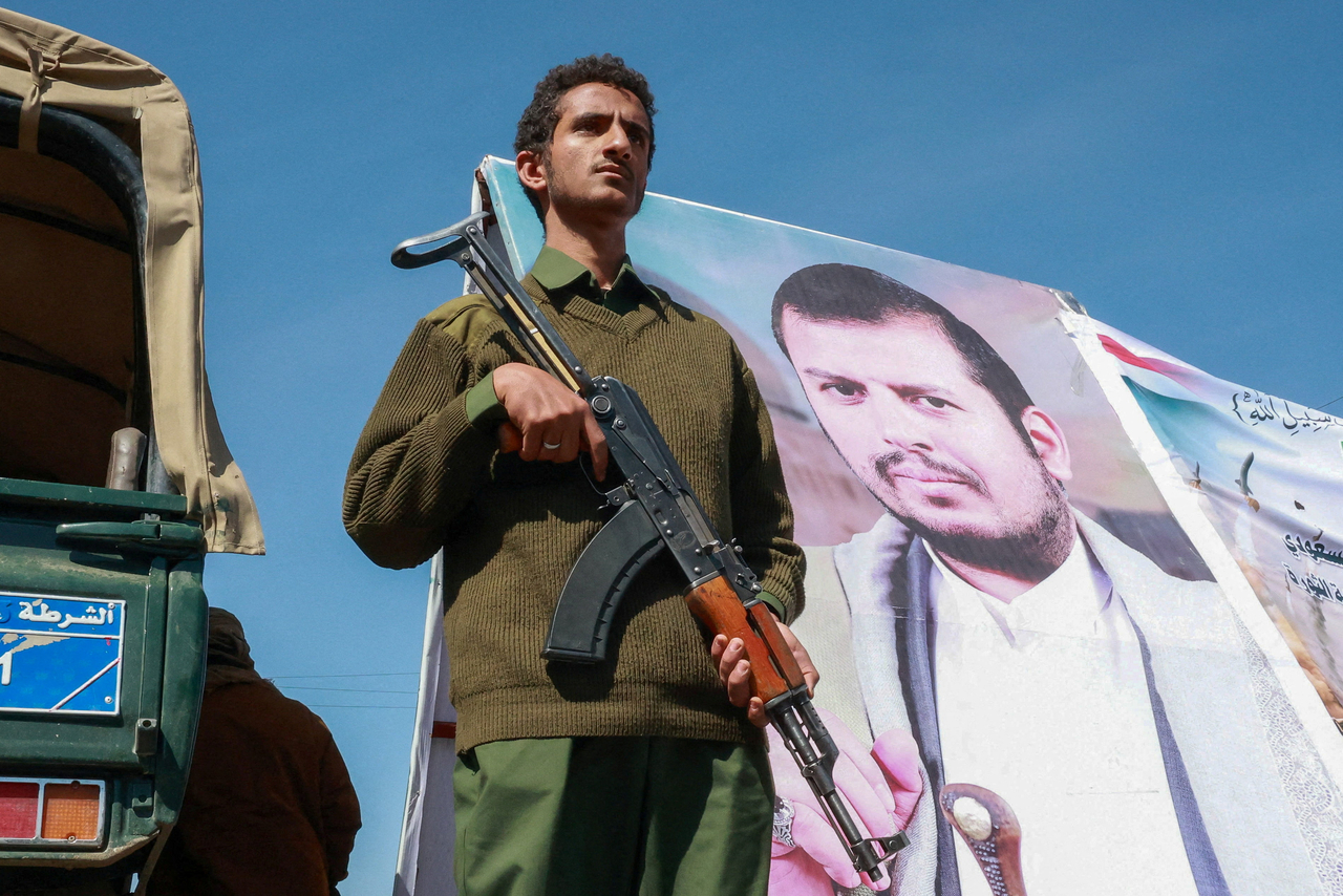 A member of Houthi security forces stands next to a poster of Houthi leader Abdul-Malik al-Houthi in Sanaa, Yemen, Wednesday. (Reuters-Yonhap)