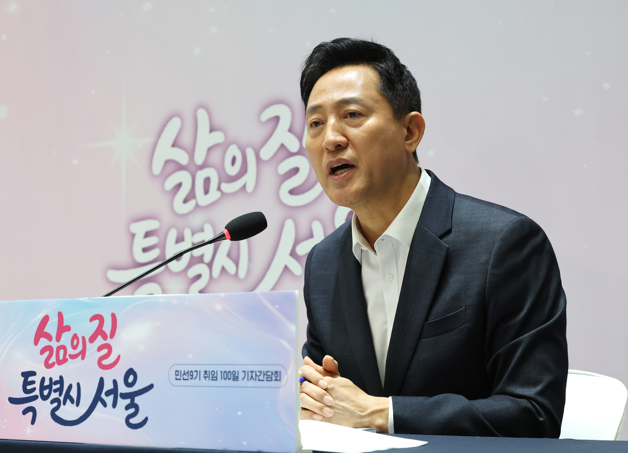 오세훈 서울시장이 7일 서울시청에서 열린 취임 100일 기자간담회에서 취재진의 질문에 답변하고 있다. [연합]