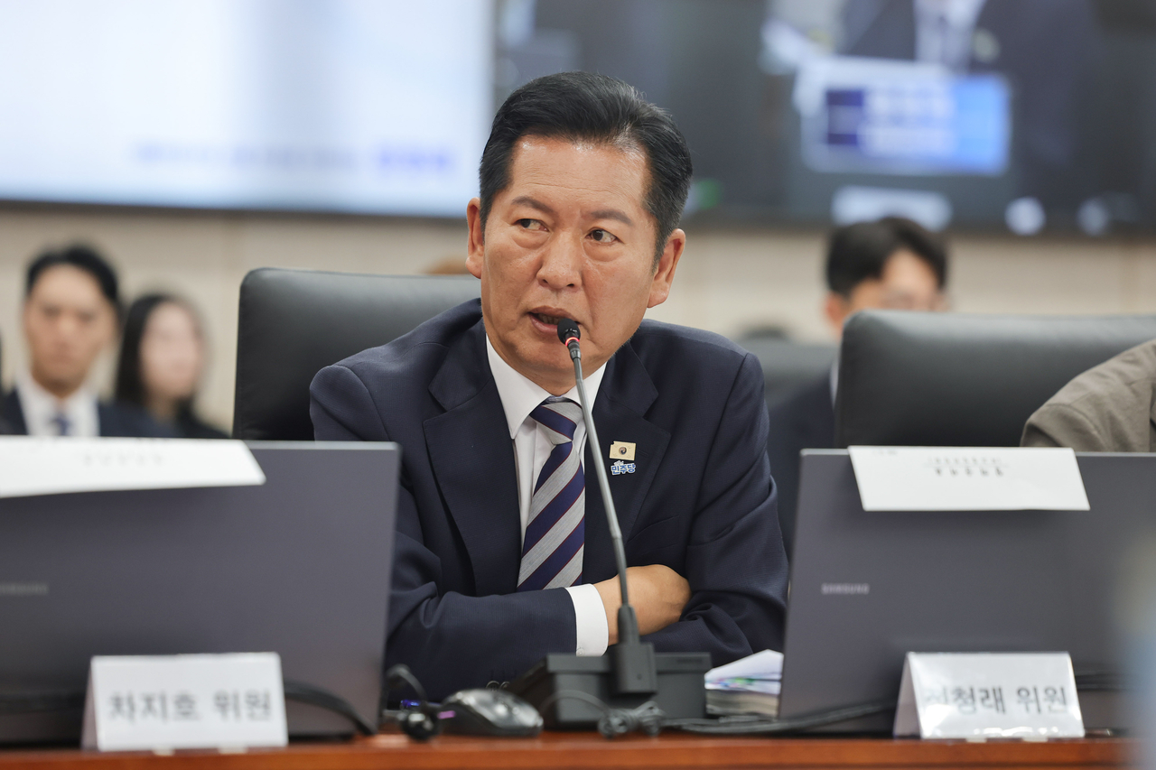 Rep. Jung Chung-rae of the ruling Democratic Party of Korea speaks to Unification Minister Jung Dong-young during a parliamentary audit by the National Assembly Foreign Affairs and Unification Committee in Seoul on Wednesday. (Yonhap)