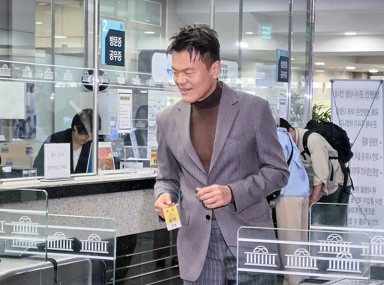박진영 대중문화교류위원회 공동위원장이 7일 국회 문화체육관광위원회 국정감사에 증인으로 출석하기 위해 국회 민원실을 통해 입장하고 있다. [연합]