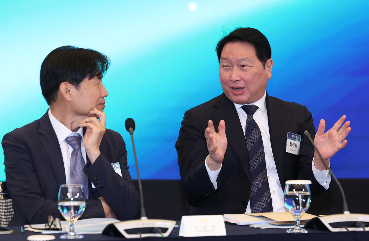 최태원 대한상의 회장(오른쪽)과 이창훈 국가기후위기대응위원회 민간위원장이 7일 서울 한 회의장에서 열린 한국형 녹색 대전환(K-GX) 전략 국민보고회 시작 전 대화를 나누고 있다. [연합]