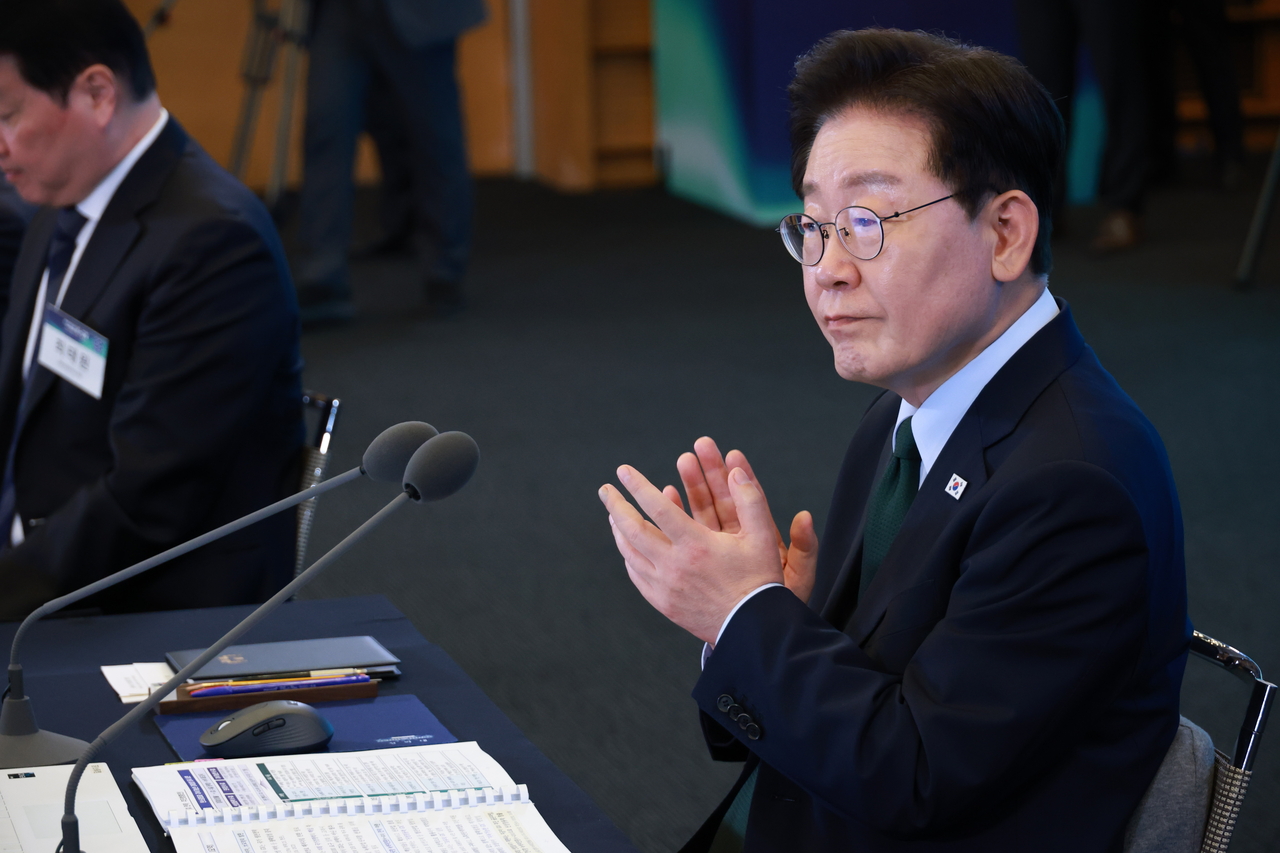 이재명 대통령이 지난 7일 서울 한 회의장에서 열린 한국형 녹색대전환(K-GX) 전략 국민보고회에서 박수를 치고 있다. [연합]
