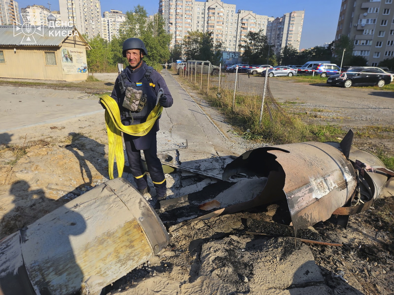 Ukrainian sappers are working to recover an unexploded Russian ballistic missile following an overnight combined Russian attack in a residential area in Kyiv, Ukraine, Wednesday. (EPA-Yonhap)