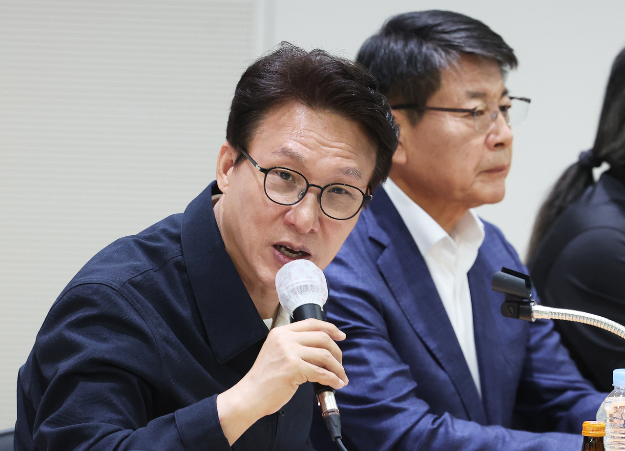 Democratic Party of Korea leader Kim Min-seok speaks at a harvest-season farm visit and farmers' forum held at the Miyang-myeon community welfare center in Anseong, Gyeonggi Province, on Thursday. [Yonhap]