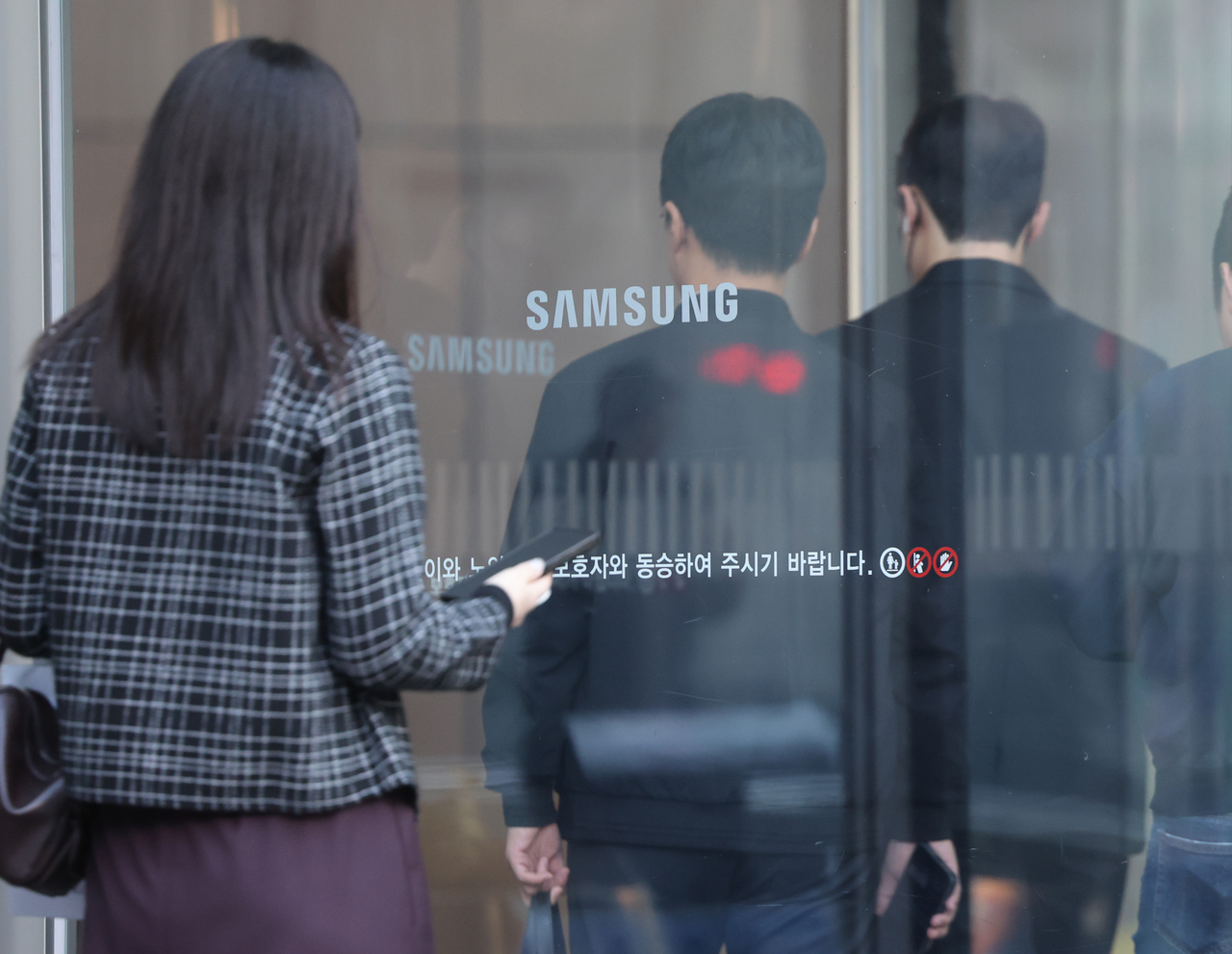 삼성전자가 올해 3분기 영업이익 107조4000억원을 기록해 국내 기업 사상 최초로 분기 영업익 100조원 시대를 열었다. 삼성전자는 연결 기준 올해 3분기 영업이익이 107조4천억원으로 작년 동기보다 782.5% 증가한 것으로 잠정 집계됐다고 8일 공시했다. 사진은 이날 서울 서초구 삼성전자 서초사옥의 모습. [연합]