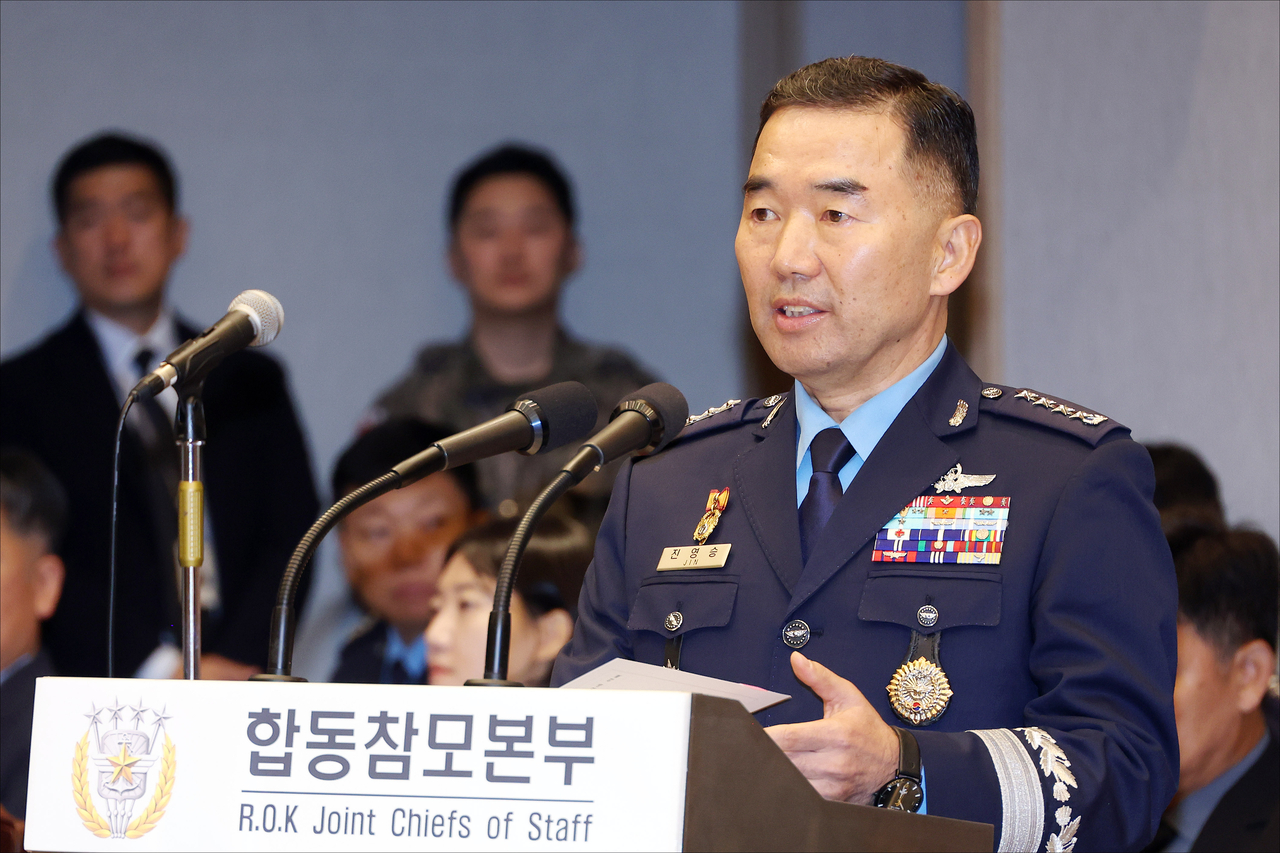 Joint Chiefs of Staff Chairman Jin Young-seung delivers a briefing at the National Assembly's national audit of the Joint Chiefs of Staff, held at South Korea's Ministry of National Defense in Yongsan-gu, Seoul, on Thursday. [National Assembly Press Corps]