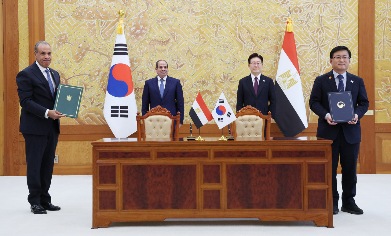 김성환 기후에너지환경부 장관과 바드르 압델라티 이집트 외교ㆍ국제협력ㆍ재외국민 장관이 8일 청와대에서 이재명 대통령과 압델 파타 알시시 대통령이 임석한 가운데 청정에너지 협력 양해각서 문건을 교환한 뒤 기념 촬영을 하고 있다. [연합]