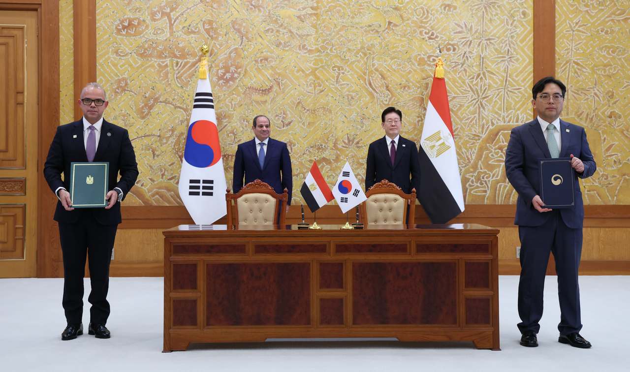 박정성 산업통상부 통상교섭본부장과 무함마드 파리드 살레 이집트 투자통상부 장관이 8일 청와대에서 이재명 대통령과 압델 파타 알시시 대통령이 임석한 가운데 포괄적 경제동반자협정 협상 개시 공동선언문을 교환한 뒤 기념 촬영을 하고 있다. [연합]