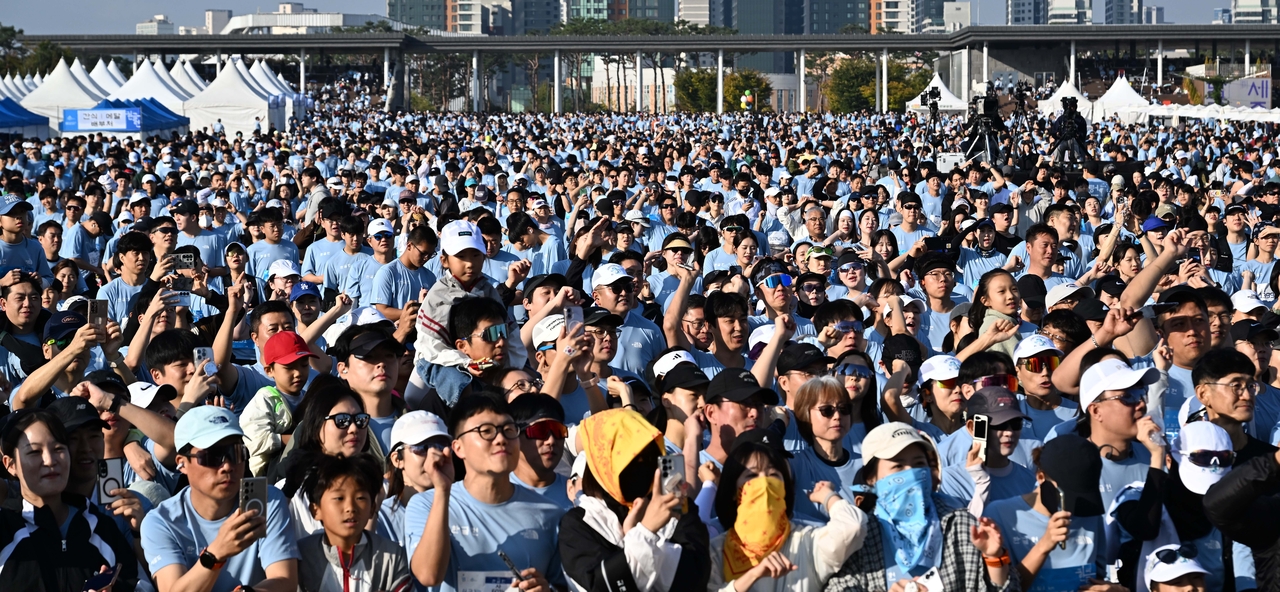 제580돌 한글날 제정 100주년 맞은 9일 오전 세종특별자치시 세종중앙공원에서 한글의 소중함을 널리 알리기 위한 ‘2026 한글런(Run)’ 행사에서 참가자들이 공연을 구경하고 있다. 이상섭 기자