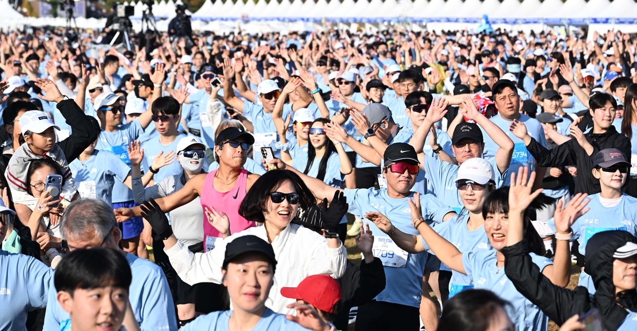 제580돌 한글날 제정 100주년 맞은 9일 오전 세종특별자치시 세종중앙공원에서 한글의 소중함을 널리 알리기 위한 ‘2026 한글런(Run)’ 행사에서 참가자들이 공연을 구경하고 있다.  이상섭 기자