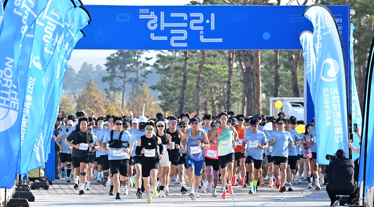 제580돌 한글날 제정 100주년 맞은 9일 오전 세종특별자치시 세종중앙공원에서 한글의 소중함을 널리 알리기 위한 ‘2026 한글런(Run)’ 행사가 열린 가운데 참가자들이 코스를 힘차게 출발하고 있다.  이상섭 기자