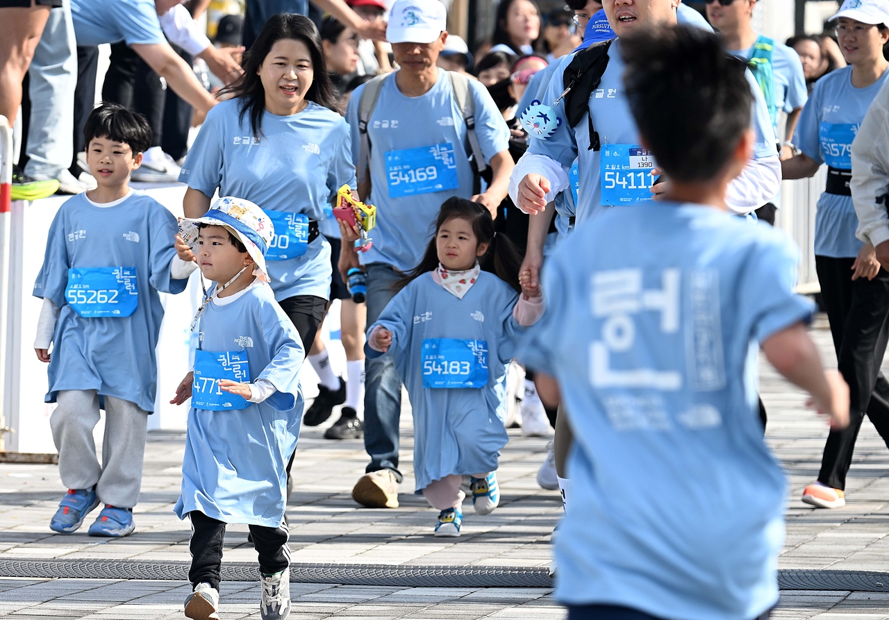 제580돌 한글날 제정 100주년 맞은 9일 오전 세종특별자치시 세종중앙공원에서 한글의 소중함을 널리 알리기 위한 ‘2026 한글런(Run)’ 행사가 열린 가운데 참가자들이 코스를 힘차게 달리고 있다.  이상섭 기자
