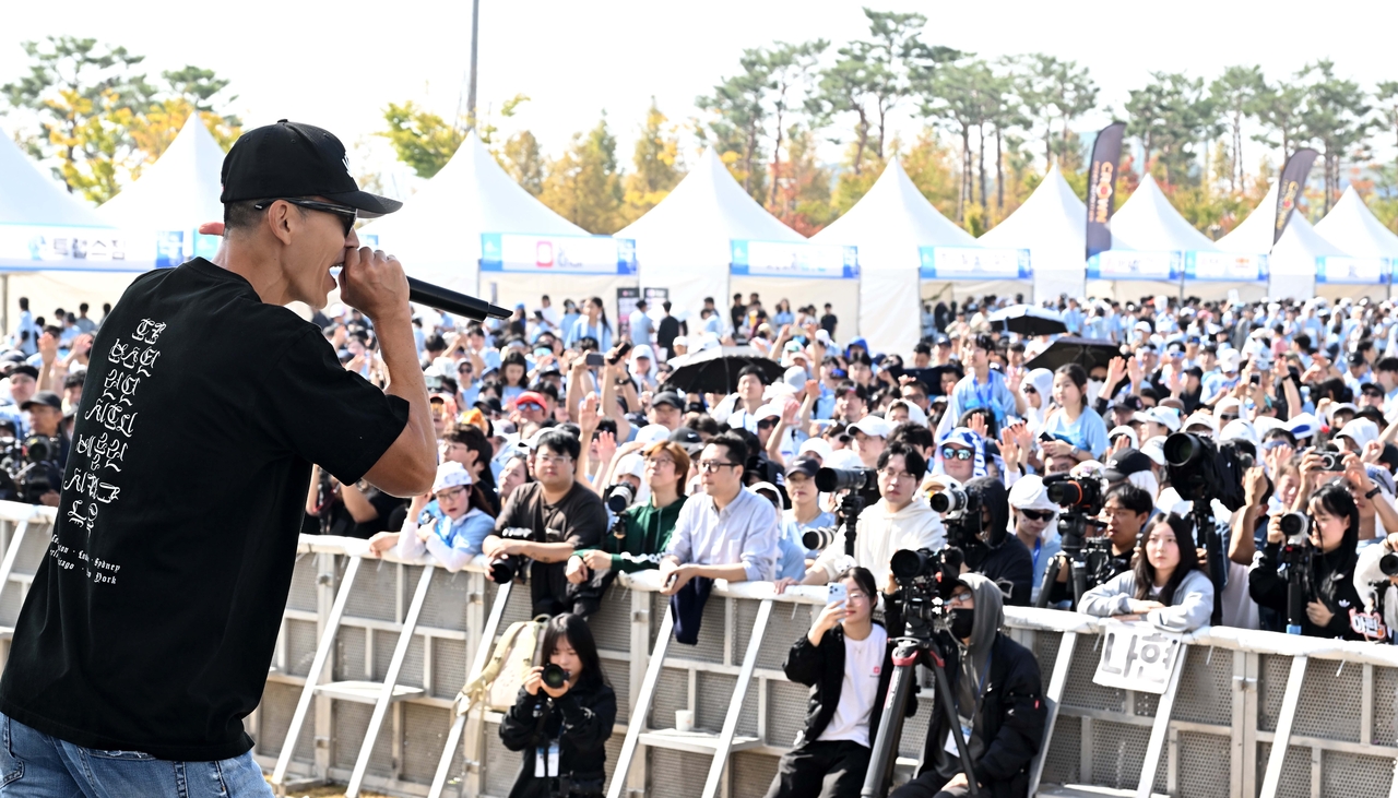 가수 션이 제580돌 한글날 제정 100주년 맞은 9일 오전 세종특별자치시 세종중앙공원에서 한글의 소중함을 널리 알리기 위한 ‘2026 한글런(Run)’ 행사에서 공연을 하고 있다.  이상섭 기자