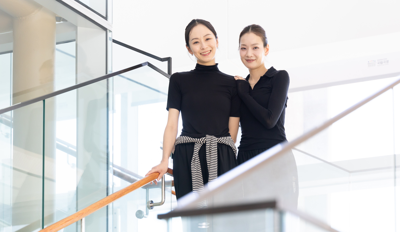 국립무용단 소속 이요음(왼쪽)·박혜지 무용수. 윤창빈 기자