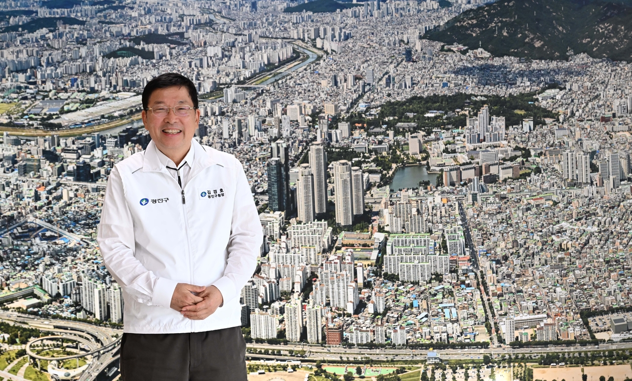 김경호 서울 광진구청장이 7일 광진구청에서 헤럴드경제와 인터뷰에 앞서 포즈를 취하고 있다. 다음날인 8일 민선 9기 임기를 시작한 지 100일이 되는 날이었다.  이상섭 기자