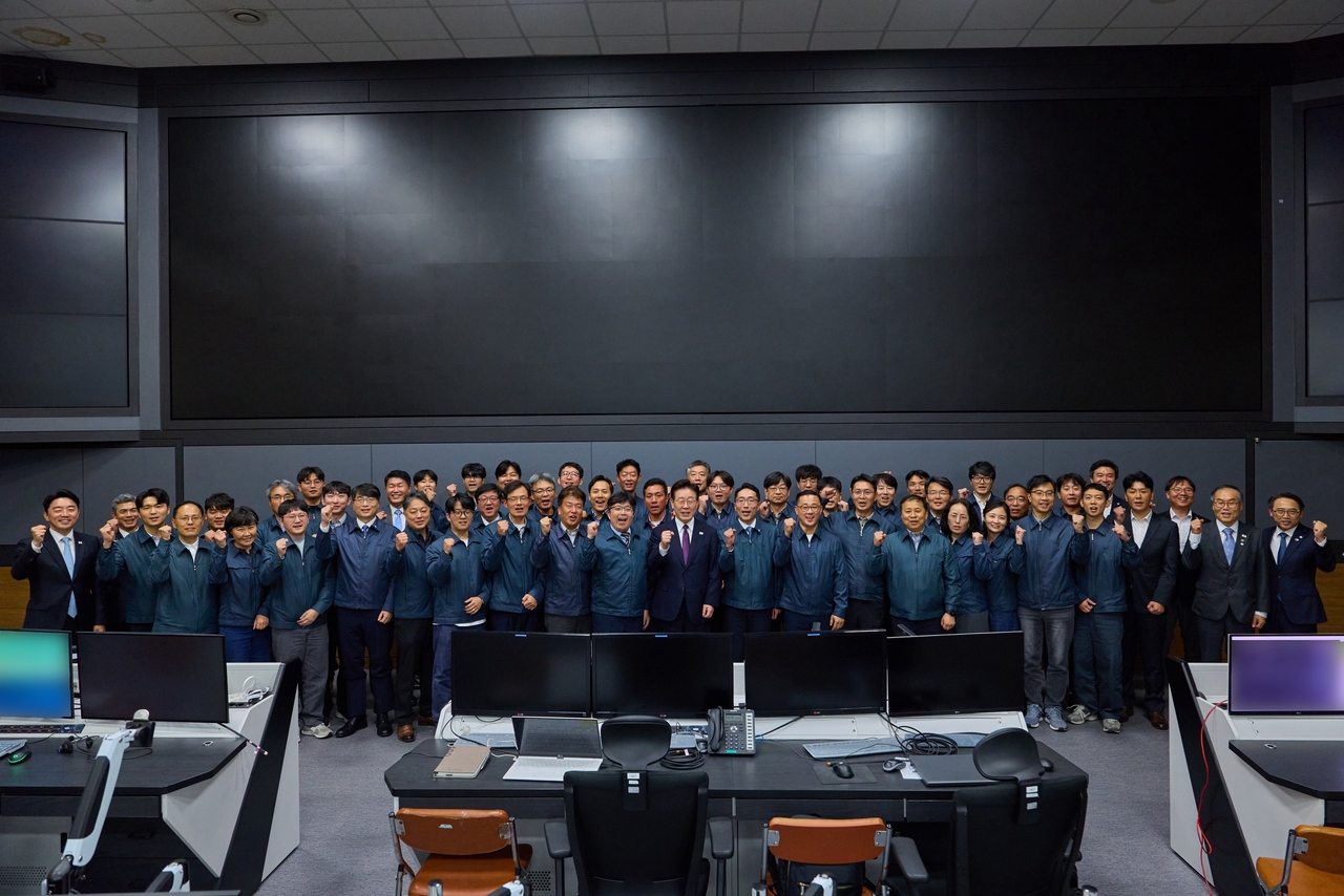 President Lee Jae Myung (center front) poses for a photo with officials from the Agency for Defense Development and other government officials after the inspection Thursday. (Lee's X account)