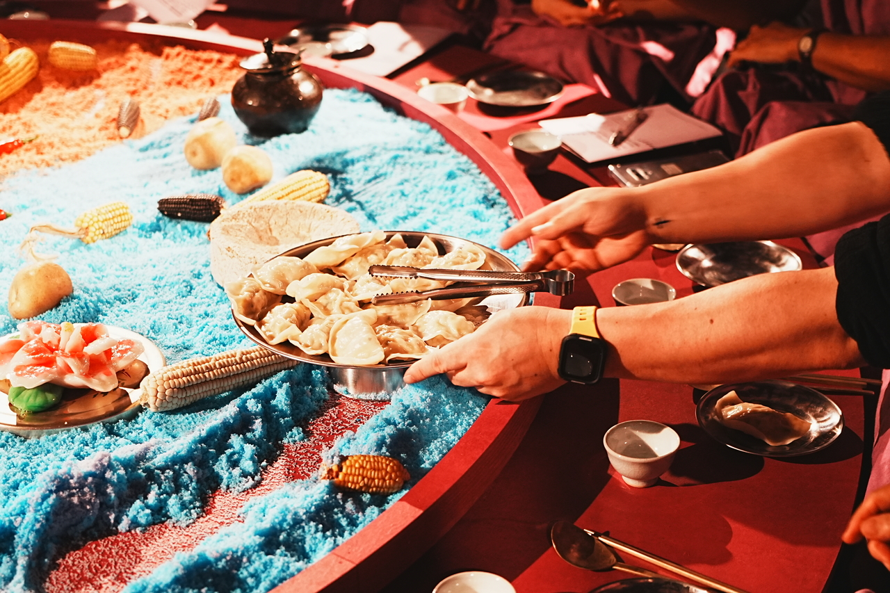 The social dining event "A Table of 20 Speaking of Peace," held Thursday at Naeil-ui Siktak in Gwonnong-dong, Jongno-gu, Seoul. [Spoken Recipe]