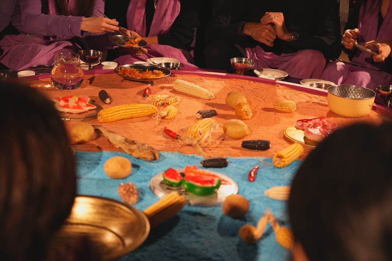 The social dining event "A Table of 20 Speaking of Peace," held Thursday at Naeil-ui Siktak in Gwonnong-dong, Jongno-gu, Seoul. [Spoken Recipe]